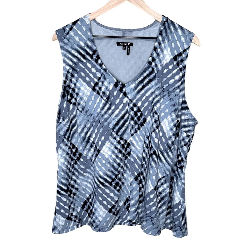 Used NIC + ZOE 2X blues/white nice tank top. V neckline. Pleating in bust.